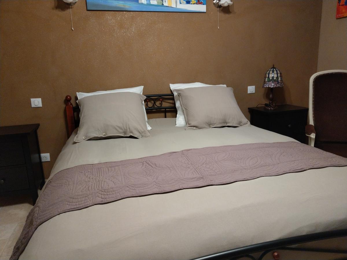 Les Chambres D'Hotes De La Frissonnette Auzelles Eksteriør bilde